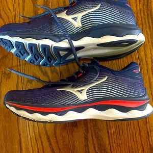 Mizuno wave shoes worn once size 7.5 women’s